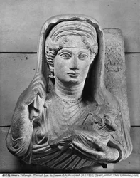 Grafreliëf van moeder en kind, uit Palmyra, Syrië