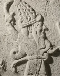 Koning Sulumeli giet een plengoffer met een god (detail)