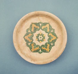 Chinese offerkom, met ingesneden lijnen om het uitlopen van kleur te voorkomen, Tang-dynastie, 618-906