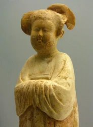 Beschilderd en verguld aardewerk, vrouwenfiguurtje, Tang-dynastie (618-907), Nationaal Museum van Shanghai. Foto door Léonard de Selva, China, 2006.