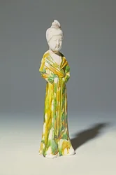 Sancai bleke aardewerk figuur van een staande hofdame, Tang Dynastie