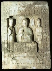 Stele die de Boeddha voorstelt, omringd door zijn twee begeleiders, 618-907 (kalksteen)