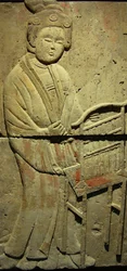 Terracotta stele met muzikant, Tang-dynastie (618-907), ontdekt in de provincie Shaanxi, Steles Forest Museum in Xian. Fotografie, Leonard de Selva, China, 2006.