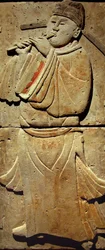 Terracotta stele met muzikant, Tang-dynastie (618-907), ontdekt in de provincie Shaanxi, Steles Forest Museum in Xian. Fotografie, Leonard de Selva, China, 2006.