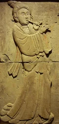 Terracotta stele met muzikant, Tang-dynastie (618-907), ontdekt in de provincie Shaanxi, Steles Forest Museum in Xian. Fotografie, Leonard de Selva, China, 2006