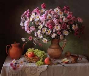 Een rijkelijk gedekte herfsttafel