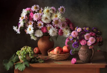 Kleurrijke asters en fruit