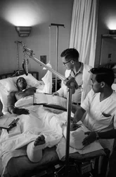 Amerikaanse soldaten die gewond raakten in de Vietnamoorlog worden per vliegtuig naar een ziekenhuis in Clark A... gebracht