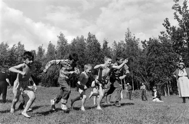 Jongens in een hardloopwedstrijd tijdens een picknick naast de Matanuska-rivier in Palmer, Alaska