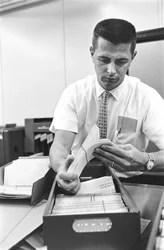 Computeroperator Don Murray werkt met IBM vroege digitale computer die ponskaarten gebruikt