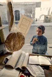 Conservatieve Joodse jongen eet cake en kijkt in een religieuze boekwinkel