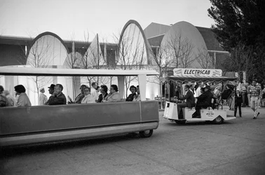 Elektrische karren vervoeren bezoekers op de Wereldtentoonstelling van Seattle