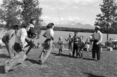 Spellen tijdens een picknick naast de Matanuska-rivier in Palmer, Alaska