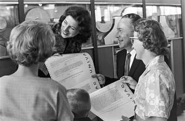 Met afdrukken van een UNIVAC-computer bezoekt de familie Vic Pakka uit Denver de Wereldtentoonstelling van Seattle