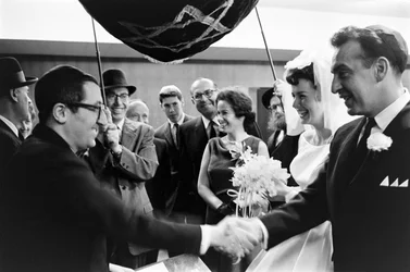 Joodse bruiloft uitgevoerd door Amerikaanse Joden onder de huwelijkskoepel aka chuppah in Seattle