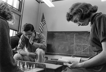 Studenten spelen schaak en lezen op James A. Garfield High School, een stedelijke openbare school