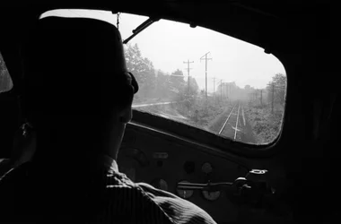 Zicht op het spoor vanuit de cabine van een diesellocomotief met de machinist, Pacific Northwest