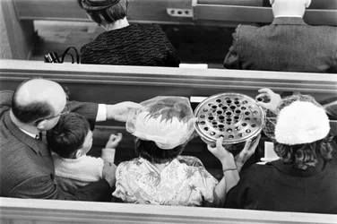 Wijn wordt doorgegeven tijdens de communie tijdens een zondagse dienst in de First Congregational Church