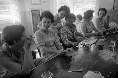 Vrouwen praten aan een toonbank tijdens het ontbijt in een diner in Oregon
