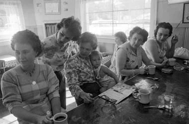 Vrouwen aan een toonbank praten tijdens het ontbijt in een diner in Oregon