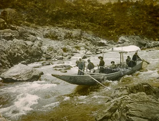 Een boot in de stroomversnellingen van de Hozu rivier, Kyoto circa 1900 - 1915 (foto)