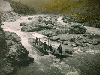 Een boot in de stroomversnellingen van de Hozu rivier, Kyoto circa 1900 - 1915 (foto)