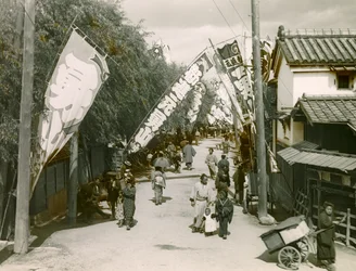 Een straat in Kyoto rond 1900 - 1915 (fotografie)