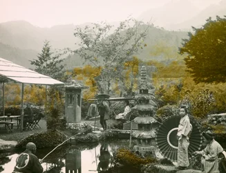 Visdag in de Dainichi-tuin - Doe in Nikko circa 1900 - 1915 (foto)
