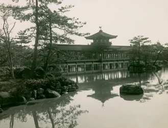 De tuinen van het Heian-Jingu heiligdom in Kyoto, circa 1900 - 1915 (foto)