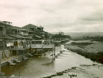 Huis aan de Kamo-Gawa rivier bij Kyoto, circa 1900 - 1915 (foto)