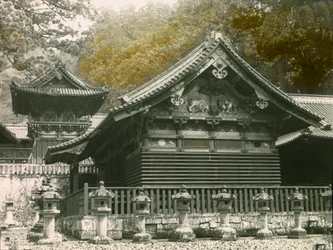 Deel van de Tosho-Gu tempel genaamd Sanjinko in Nikko, circa 1900 - 1915 (foto)