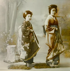 Portret van twee jonge geisha