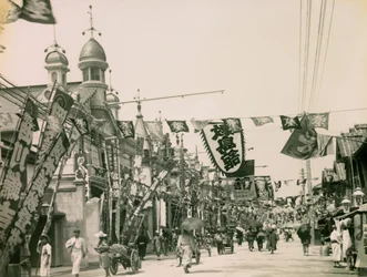 Theaterstraat in de wijk Shinkaichi in Kobe, circa 1900 - 1915 (foto)