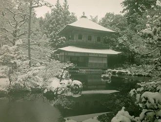 Gezicht op Ginkaku-ji onder de sneeuw in Kyoto, circa 1900 - 1915 (foto)