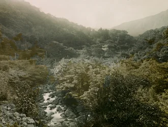 Gezicht op het dorp Miyanoshita in de bergen van Hakone, circa 1900 - 1915 (foto)