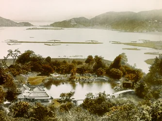 Gezicht op de Rakurakuen tuin, bij het Biwa meer, circa 1900 - 1915 (foto)