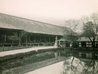 Gezicht op de boeddhistische tempel Sanjusangen-do, Kyoto, circa 1900 - 1915 (foto)