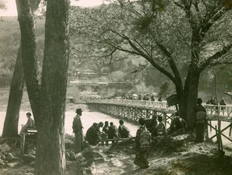 Gezicht op de Togetsukyo-brug over de Katsure-rivier in Arashiyama, circa 1900 - 1915 (foto)