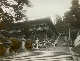 Gezicht op de boeddhistische tempel op palen in Nara, circa 1900 - 1915 (foto)