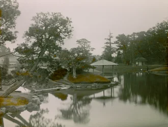 Gezicht op de Japanse tuin Koraku-en in Okayama, circa 1900 - 1915 (foto)