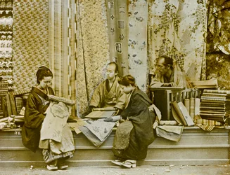 zijdeverkoper in japan, circa 1900 - 1915 (foto)