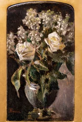 Vaas met witte rozen en lelietje-van-dalen