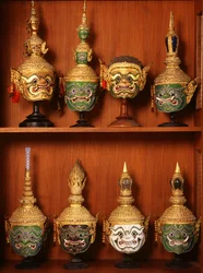 Maskers voor Khon-theater (keramiek en metaal)