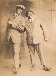 Foto van twee mannen die armen ineen slaan, 1910s - 1920s
