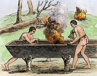 Indianen maken een kano, tonen de stam van een boom bij het vuur en graven met herbetten. Gravure 1590 door Theodore De Bry, kleurrijk 19e eeuw.