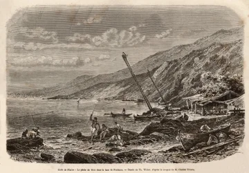 Tonijnvissen in de Proelucca-baai (Golf van Fiume of Rijeka, Istrië), de uitkijk van de visbanken zit op hoge schalen en vertelt de vissers van hun team of gooit hun netten langs de kust. Gravure naar de tekening van T. Weber, ter illustratie van een verha
