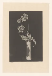 Bloemen in een vaas met Chinese motieven