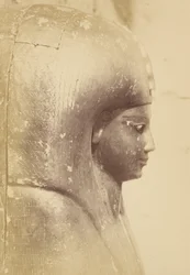 Close-up van de Sarcofaag van Koningin Aah-Hotep (Profiel)