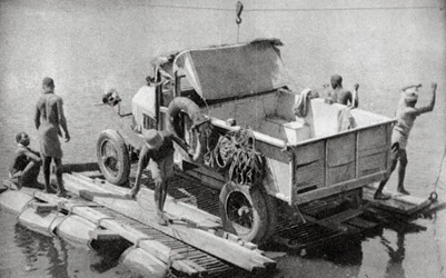 De Chambesi-rivier oversteken op een gebroken ponton, Noord-Rhodesië