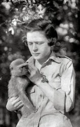 Stella Court Treatt en haar aap Kima, Dodoma naar Mongalla, Oost-Afrika, 1925-1927